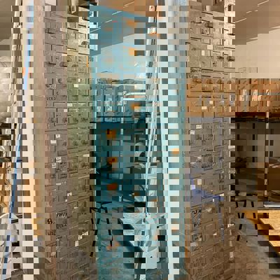 Cassettiera Recuperata Dal Negozio Vecchio